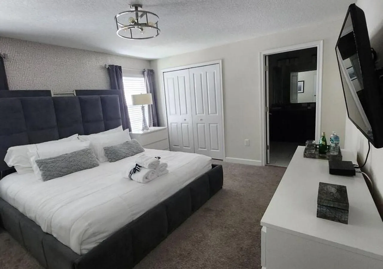 1556 Pd - Poolside Bliss: Enchanted 4Br Townhome Davenport 0*,