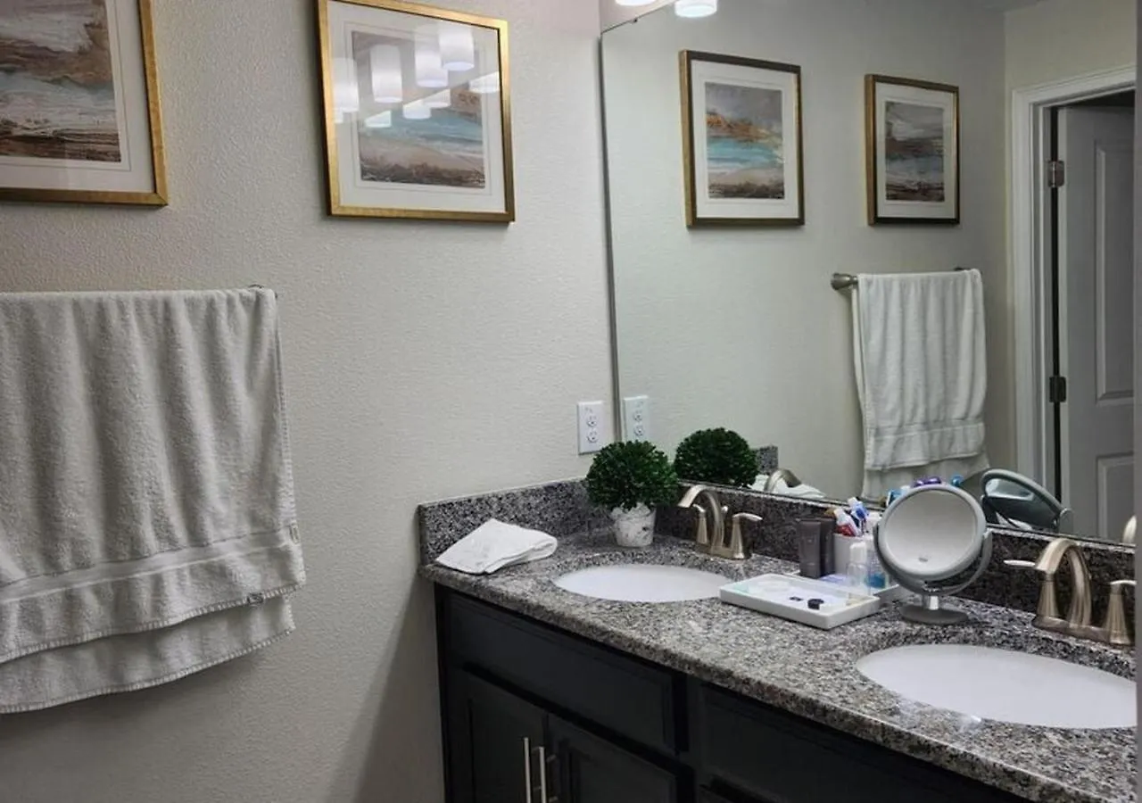 1556 Pd - Poolside Bliss: Enchanted 4Br Townhome Davenport United States