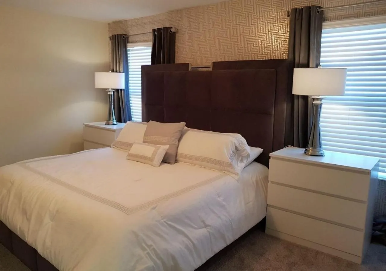 1556 Pd - Poolside Bliss: Enchanted 4Br Townhome Davenport