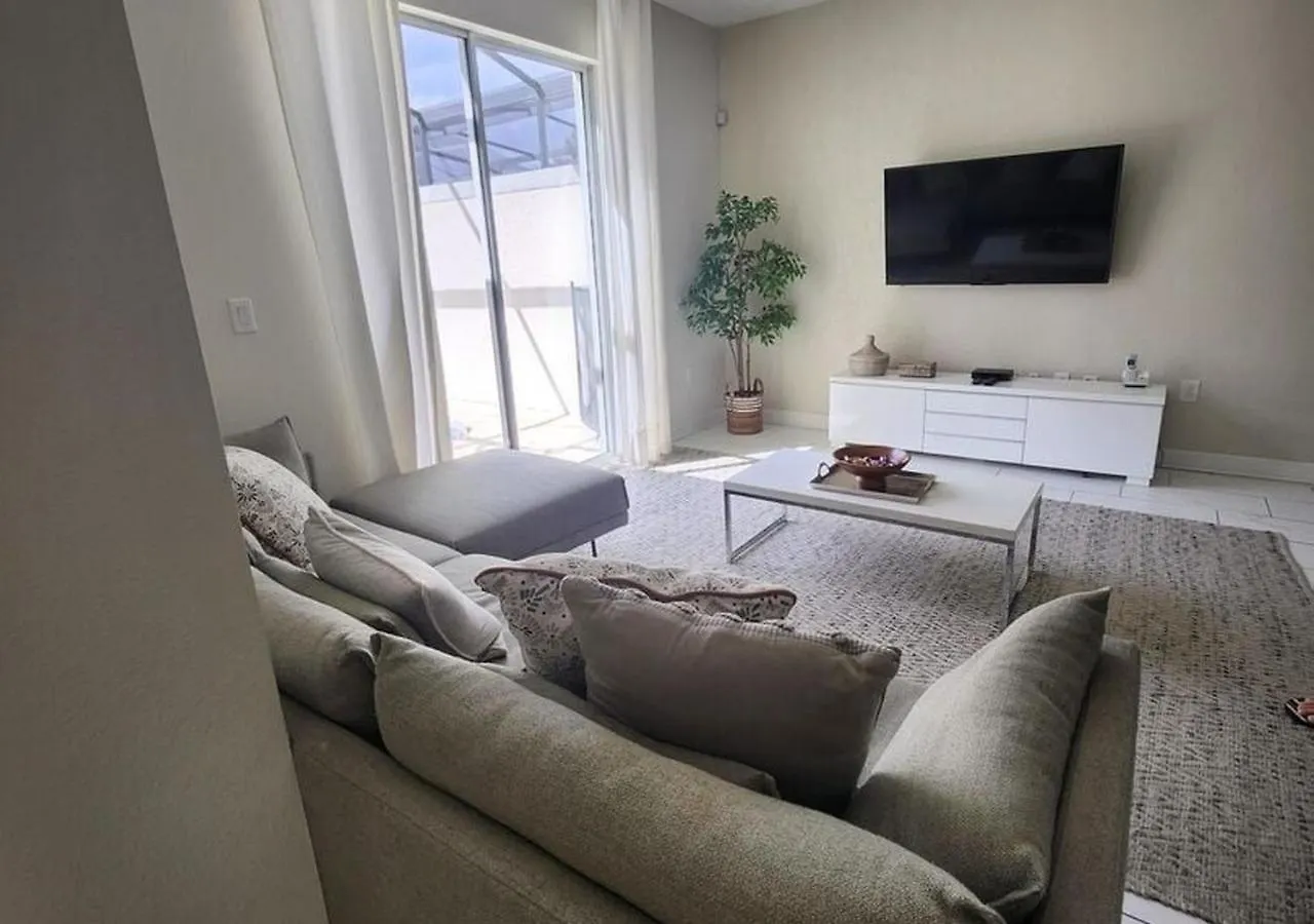 1556 Pd - Poolside Bliss: Enchanted 4Br Townhome Davenport Villa