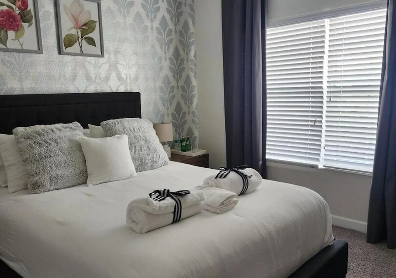 1556 Pd - Poolside Bliss: Enchanted 4Br Townhome Davenport United States