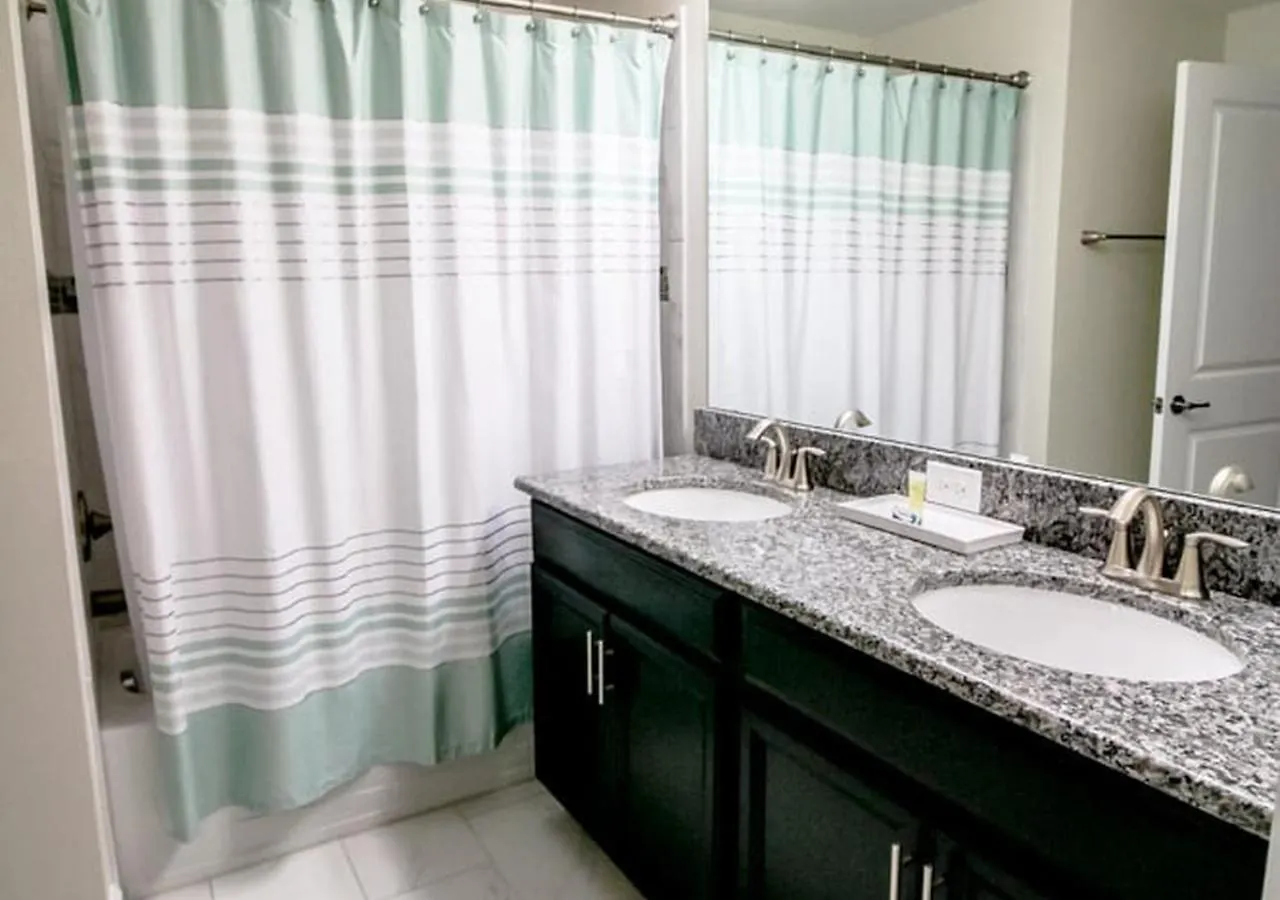 1556 Pd - Poolside Bliss: Enchanted 4Br Townhome Davenport Villa
