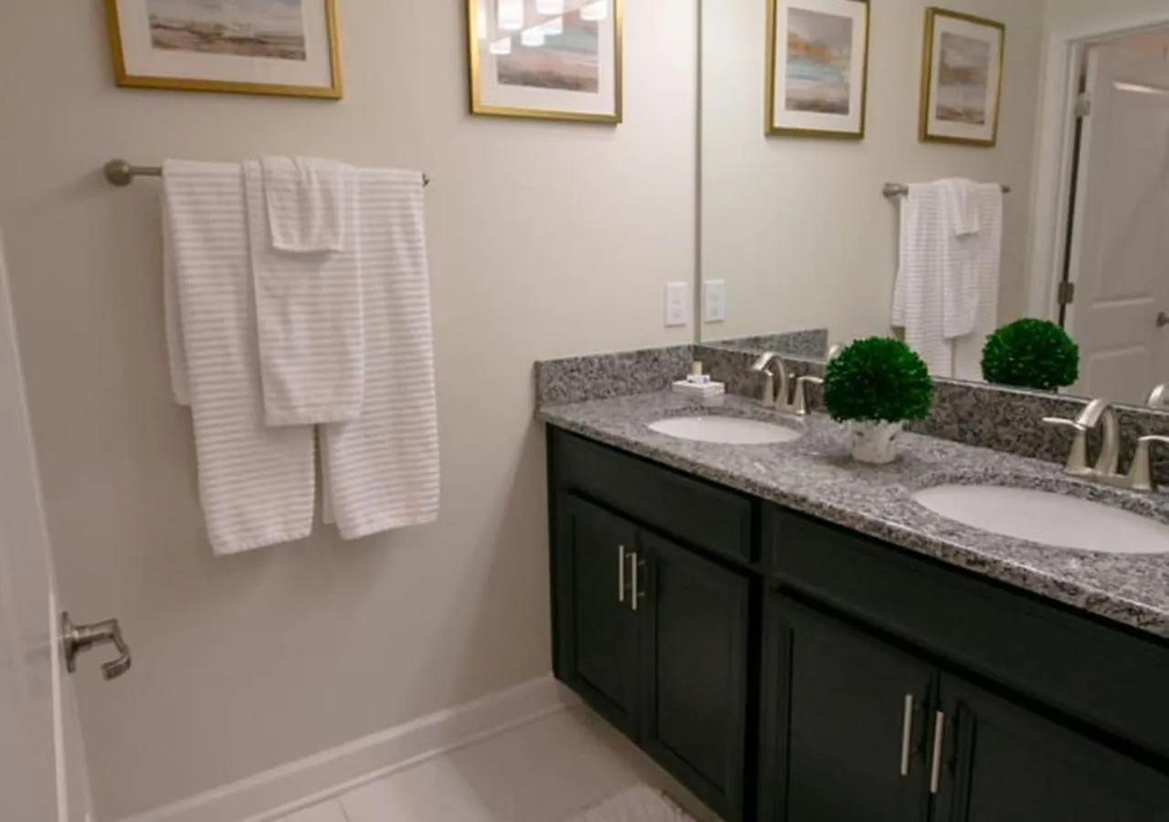 1556 Pd - Poolside Bliss: Enchanted 4Br Townhome Davenport Villa